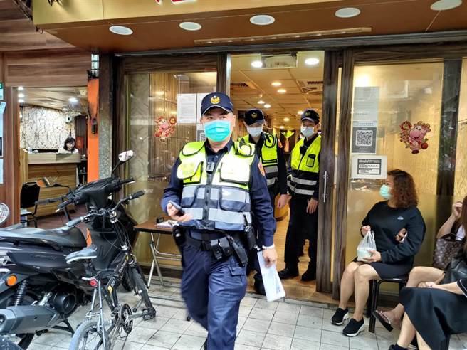 萬華警方前往阿公店宣導防疫規定。（陳鴻偉攝）