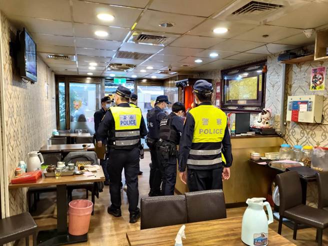 萬華警方前往阿公店宣導防疫規定。（陳鴻偉攝）