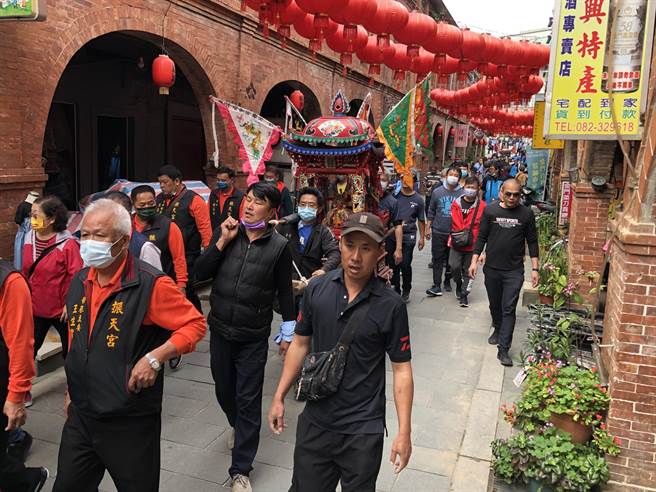 台湾开山妈祖联谊会暨云林麦寮拱范宫开基妈祖分灵今天跨海驻驾金门南门天后宫，台金两地信眾虔敬恭迎遶境巡安。（李金生摄）