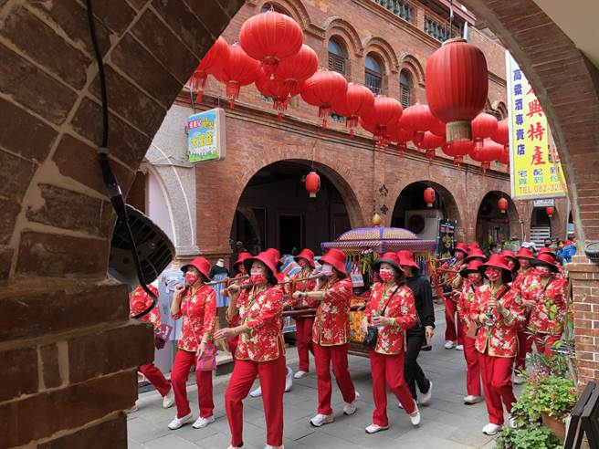 金门南门天后宫信眾奉迎妈祖神轿经过模范街口。（李金生摄）