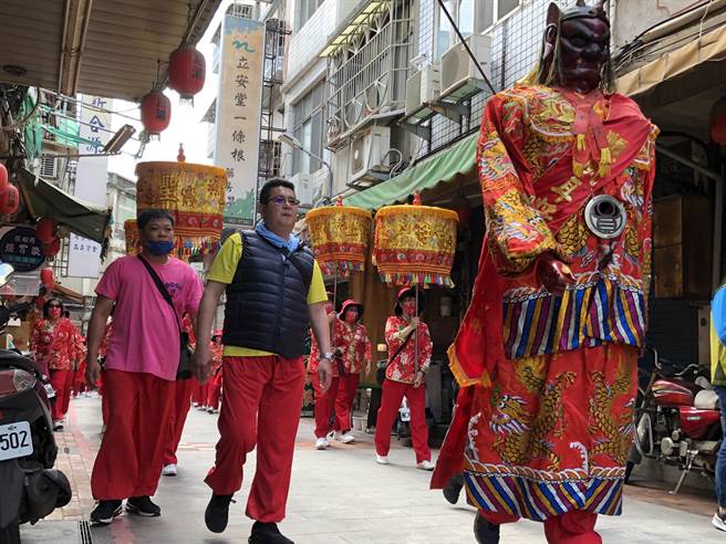 台金两地信眾虔敬恭迎遶境，沿途鞭炮声不绝于耳，将后埔城厢四境渲染得热闹滚滚。（李金生摄）
