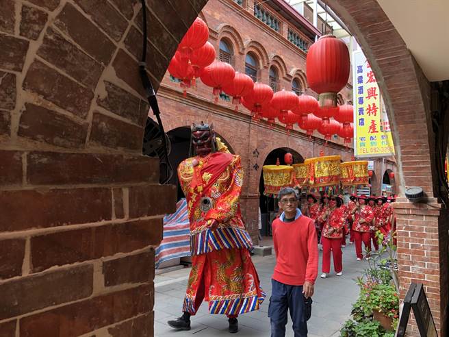 金门南门天后宫信眾奉迎妈祖神轿经过模范街口。（李金生摄）