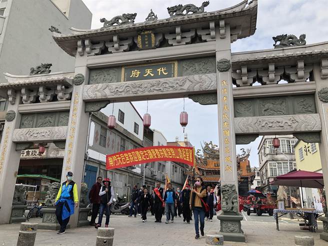 台湾开山妈祖联谊会暨云林麦寮拱范宫开基妈祖分灵今天跨海驻驾金门南门天后宫，遶境巡安队伍经过东门代天府。（李金生摄）