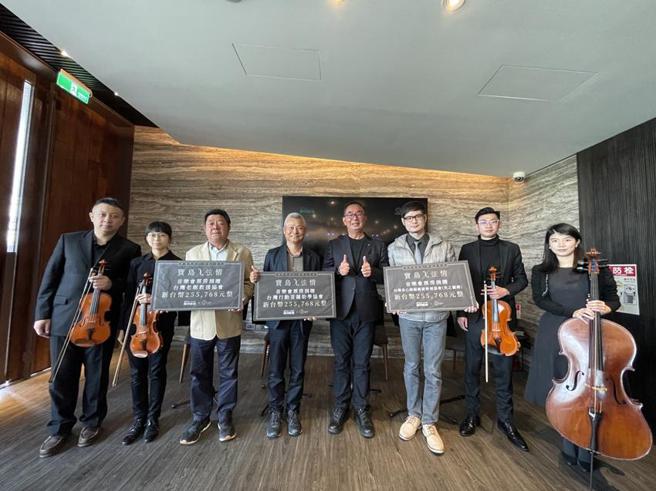 （丽明营造董事长吴春山（右四）将票房收入捐给三大公益团体，29日举行公开捐赠仪式。图／曾丽芳）