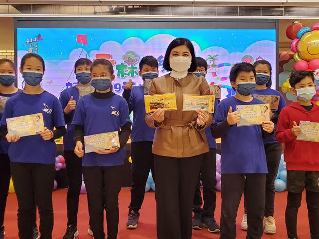 去年儿童节云林县府赠送鬼灭之刃文具组受学童喜爱，今年送动画天竺鼠车车文具组。（周丽兰摄）