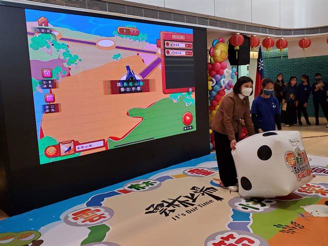 云林县府开发「云林好Young品德藏宝图」手游App，结合品德、数学、社会领域的问答题玩大富翁。（周丽兰摄）