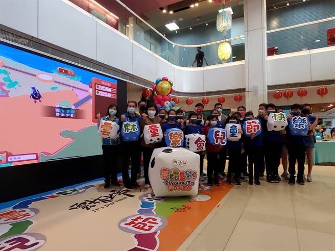 云林县府开发「云林好Young品德藏宝图」手游App，结合品德、数学、社会领域的问答题玩大富翁。（周丽兰摄）