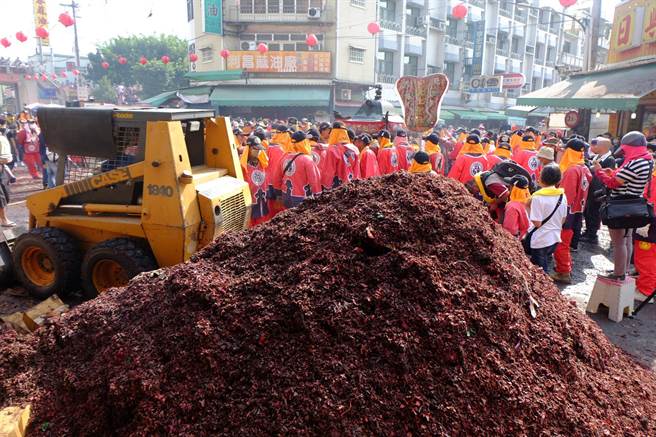 云林县北港朝天宫妈祖遶境将届，北港镇公所开放路权申请并宣导鞭炮减量。（本报资料照片）