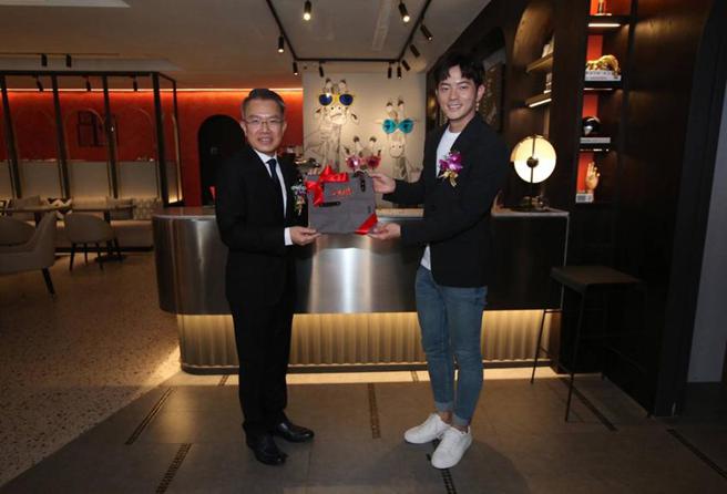 （「悦乐旅店」台中店今(28)日庆开幕，远雄游憩休閒事业董事长武祥生(左)邀宥胜担任一日店长！图／业者提供）
