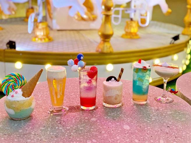 高雄英迪格酒店打造高空酒精游乐园，推出6款童话风格的缤纷调酒。（柯宗纬摄）