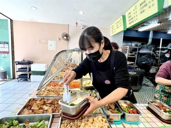 嘉义市餐饮店家用订餐者自备容器装盛餐食，再外送给订购方。（嘉义市环保局提供／廖素慧嘉市传真）