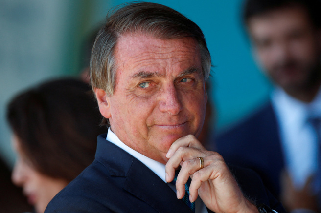 67岁的波索纳洛2018年竞选总统期间曾遭人持刀刺伤腹部，导致他日后一再出现健康问题。(图／路透社)