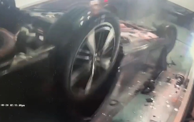 北市大同区在28日1台自小客车准备回家时，驾驶疑似恍神，未等到停车塔升降梯抵达，直接开车衝进去，整台车坠落停车塔的车板上。（翻摄画面）