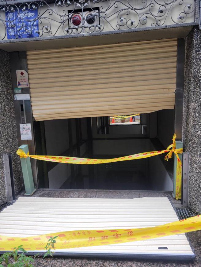 北市大同区在28日1台自小客车准备回家时，驾驶疑似恍神，未等到停车塔升降梯抵达，直接开车衝进去，整台车坠落停车塔的车板上。（翻摄画面）