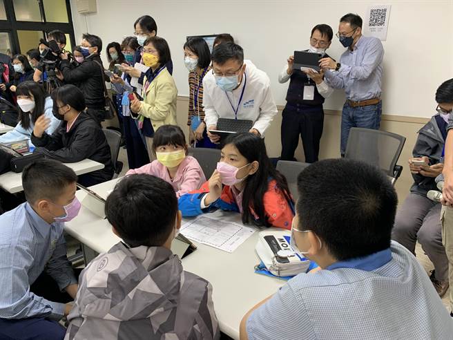 张明文与观课教师运用数位技术进行观议课。（新北市教育局提供）