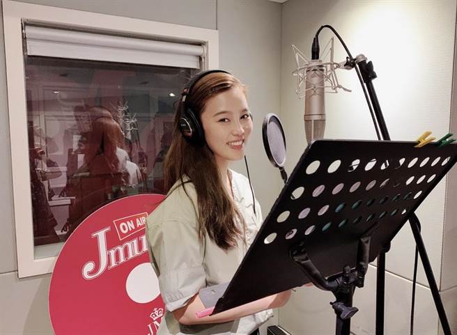 李佳欢为新歌〈蝴蝶哲学〉录音。（JMS蒋三省音乐提供)