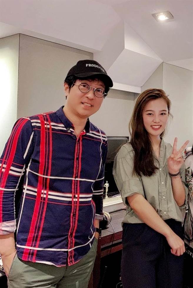 李佳欢诠释新歌〈蝴蝶哲学〉，让蒋三省相当满意。（JMS蒋三省音乐提供)