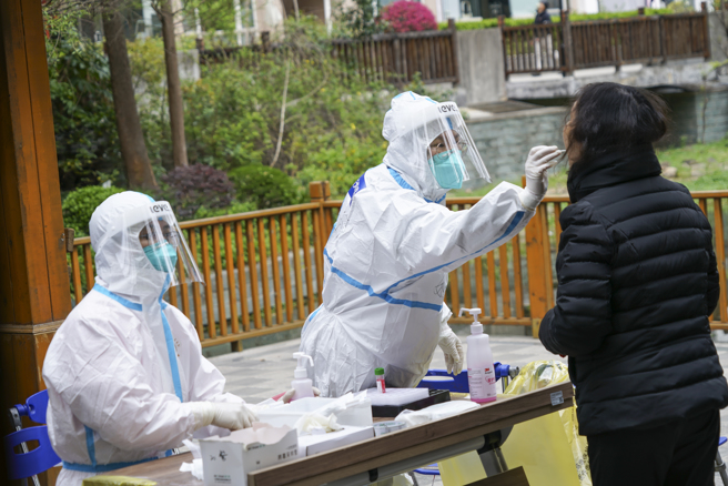 上海為遏制新冠疫情蔓延，自周一（28）日起至下周二（4月5日），以黃浦江為界分區分批實施核酸篩查。（新華社）