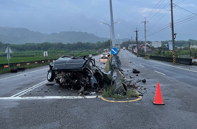 云林彰云大桥29日清晨发生自撞死亡车祸。（民眾提供）