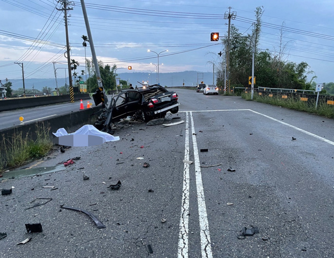 彰云大桥29日清晨发生自撞死亡车祸，驾驶当场死亡。（民眾提供）