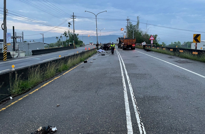 撞击力道之大，轿车车体宛如废铁，零件喷飞远处。（民眾提供）