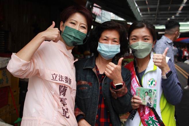 市議員參選人林佳儀29日在立委陳亭妃及市議員張家銨陪同下，女力連線共同於沙鹿菜市場掃街拜票。（谷關工務段提供／陳淑娥台中傳真）