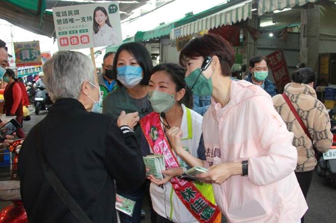 市議員參選人林佳儀29日在立委陳亭妃及市議員張家銨陪同下，女力連線共同於沙鹿菜市場掃街拜票。（谷關工務段提供／陳淑娥台中傳真）