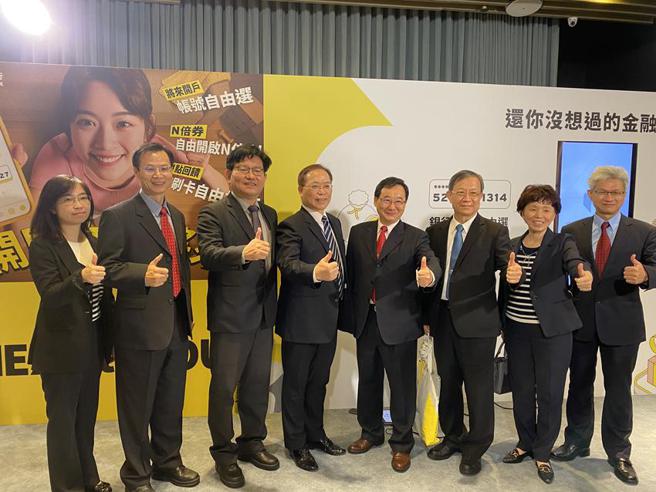 （将来银行29日开业，中华电信是将来银行最大股东，持股占比41.9％，中华电信董事长谢继茂(图左四)29日率公司一级主管亲自站台。图／林淑惠）