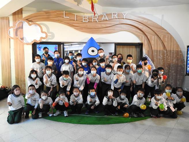 顶溪国小今举行图书馆改造及智慧教室启用仪式。（顶溪国小提供）