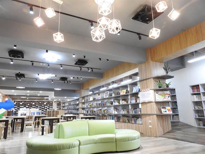 顶溪国小今举行图书馆改造及智慧教室启用仪式。（顶溪国小提供）