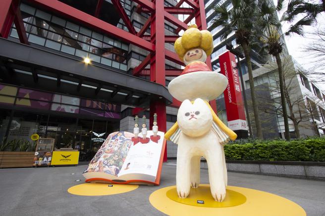 新光三越信义新天地暖心治癒所艺术空间展，漫游者蓝巴勒。（新光三越提供）