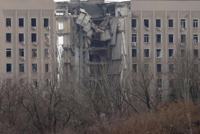 美國財政部副部長表示，美國與盟國最新制裁將鎖定對俄軍侵略行動至關重要的多個產業，其中包括相關供應鏈。圖為遭俄軍攻擊的烏克蘭政府行政大樓。（圖／路透社）