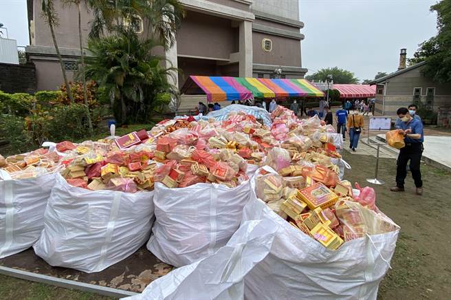清明节祭祖，民眾拜拜的纸钱集中统一载运至焚化炉烧。（廖素慧摄 ）