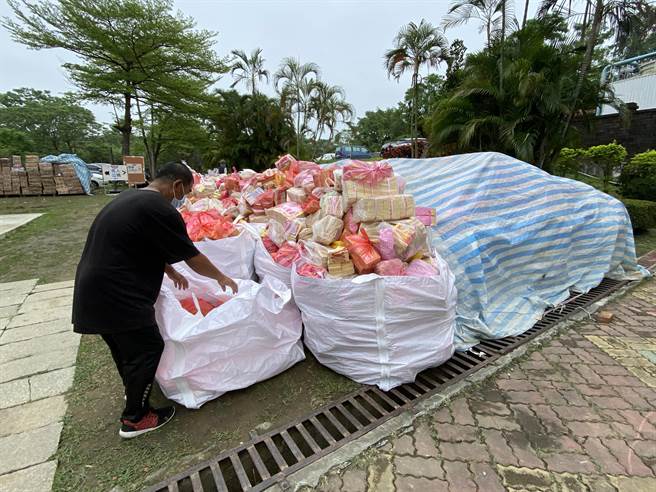 清明节祭祖，殡葬业者收集民眾拜拜的纸钱，统一交由环保局载运至焚化炉烧。（廖素慧摄 ）