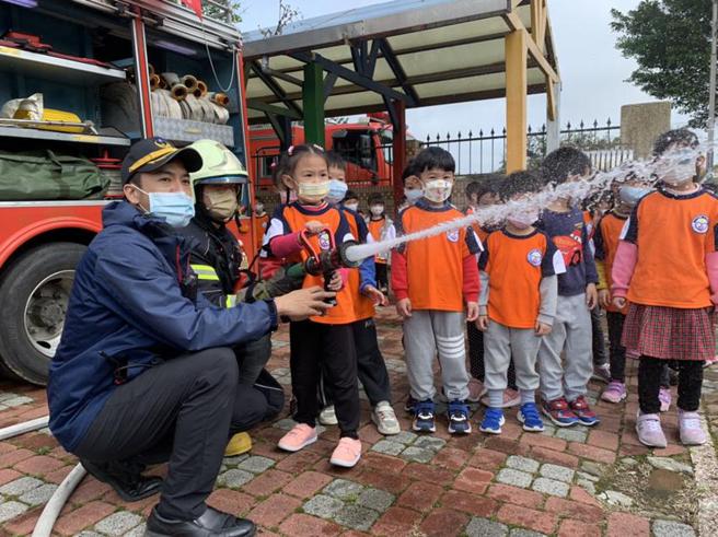 （新坡分隊29日前往崙坪幼兒園辦理防災宣導。圖／新坡分隊提供）