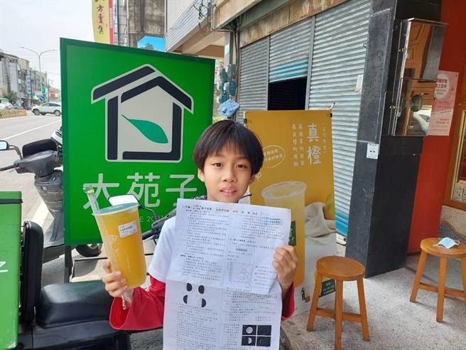 台南市六甲区国小学童可凭期中、期末评量100分考卷到指定店家换免费点心或饮料。（台南市六甲国小提供／刘秀芬台南传真）