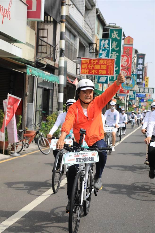 庄瑞雄先与小英青年军一起骑乘自行车环绕屏东市，最后骑进屏东市玉皇宫。（庄瑞雄团队提供／谢佳潾屏东传真）