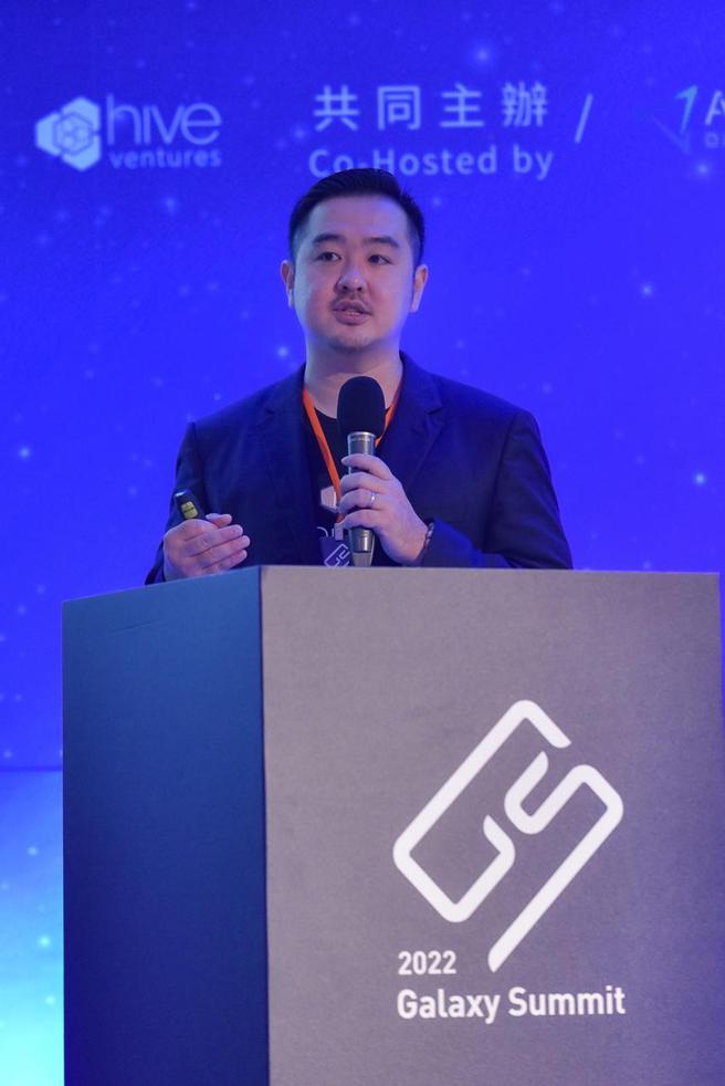 （HIVE VENTURES創辦人李彥樞（YAN LEE）分享2022年台灣企業AI趨勢報告。圖／蜂行資本提供）