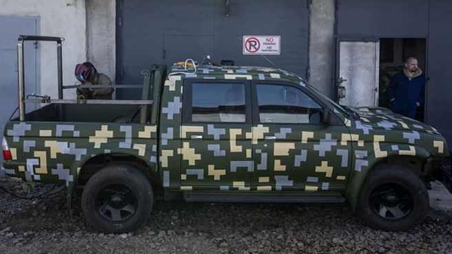 利沃夫改车厂所改装的皮卡车，上了迷彩。(图/Ostap Datsenko)
