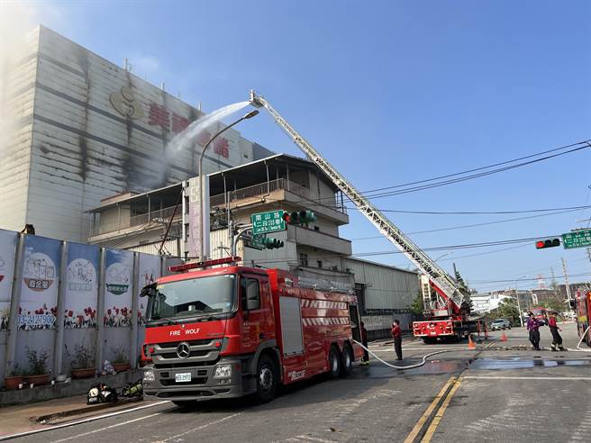 桃园美福仓储和家乐福物流中心火灾酿空污，地方苦不堪言，议员要求「双福」比照泰丰轮胎失火案赔偿周边居民损失。（蔡依珍摄）