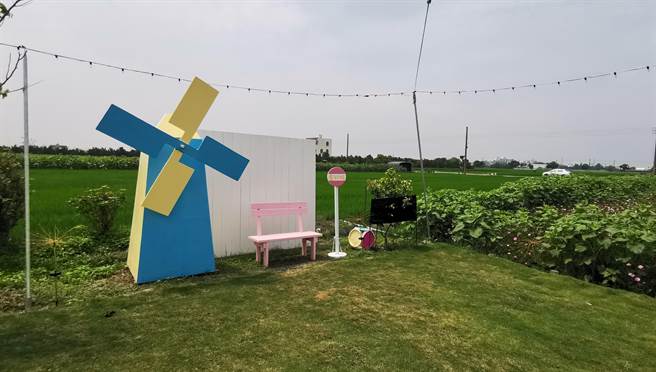 志工于野餐区布置拍照点。（刘秀芬摄）