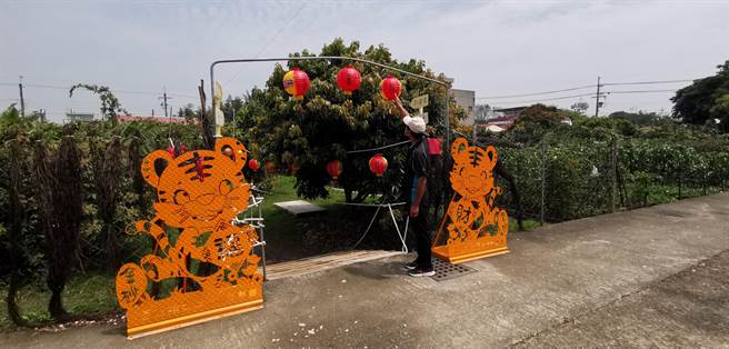 志工于步道通往新安宫小路口增设艺术装置。（刘秀芬摄）