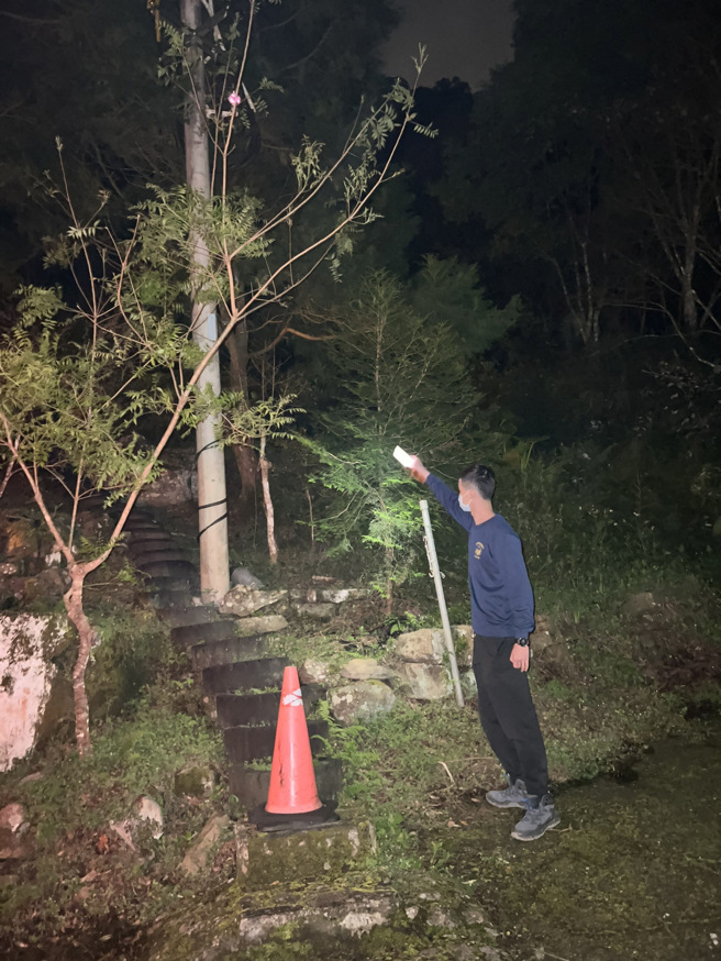 消防局指出，無極山莊監視器畫面發現疑似失蹤者從天德巷無極山莊旁石階步道往雙溪山路徑，影像畫面約2秒鐘，經家屬確認該畫面中男子所背之紅色背包套確實為蔡進國所有。（新北市消防局提供）