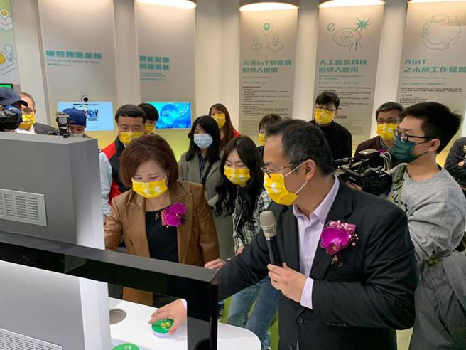 （勞動部長許銘春體驗勞安加衛體驗館。圖／勞動部提供） 