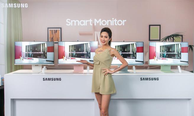 三星智慧聯網螢幕Smart Monitor M8配備可拆式磁吸視訊攝影機SlimFit Cam。（三星提供）