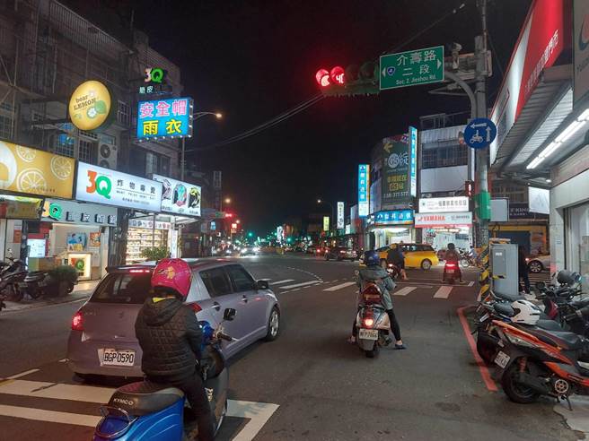 桃园市八德区兴丰路与介寿路二段路口晚间6点多发生死亡车祸。（桃园市八德警分局提供／陈梦茹桃园传真）