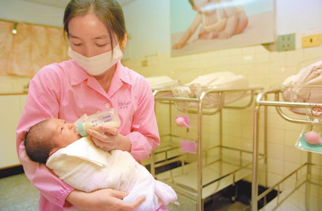 全球人壽在兒童節將至前夕提醒爸媽，新生兒出生十天內最好能完成投保，最晚也不要超過六個月的黃金期。圖／本報資料照片