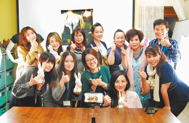 入围亮兔菈菈「素人明星徵选」决选的参赛者于决赛现场与评审团合影。图／许俊扬