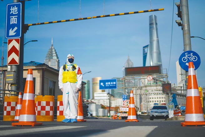 继深圳、东莞后，台商重镇之一的上海宣布，自昨（28）日5时至4月5日3时，以黄浦江为界，实施分区封控。（路透）