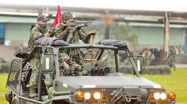 俄乌战事让台海安全受到关注，国防部长邱国正28日前往大岗靶场，视导陆军特指部战术任务训练实况，提醒确实达到战训合一的效能。（军闻社）